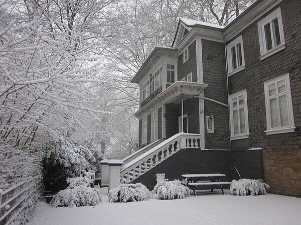 Das ifs Haus im Winter, bedeckt und umgeben von Schnee