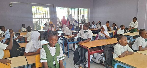 Ein mit Kindern gefüllter Klassenraum in Gambia