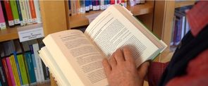 Ein aufgeschlagenes Buch