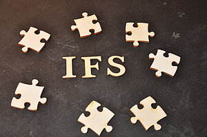 Das Wort "ifs" umgeben von Puzzleteilen