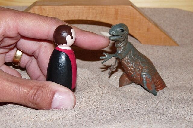 Mit Figuren aufgestellt: Björn gegen Dinosaurier