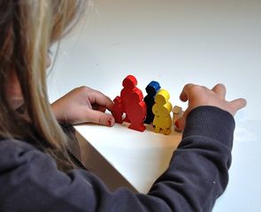 Eine Frau, die Figuren aufstellt