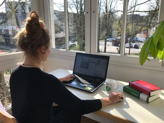Eine Frau am Laptop