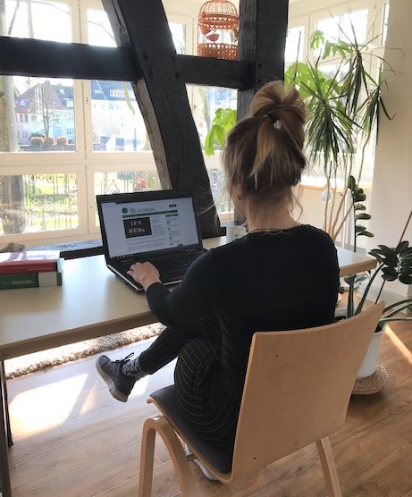 Eine Frau am Laptop