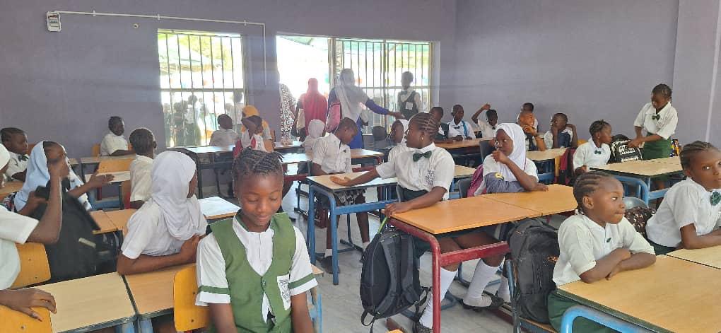 Ein mit Kindern gefüllter Klassenraum in Gambia