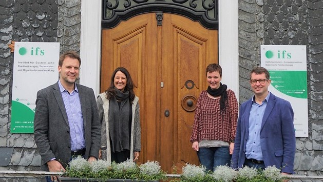 Das Leitungsteam vor dem ifs-Haus