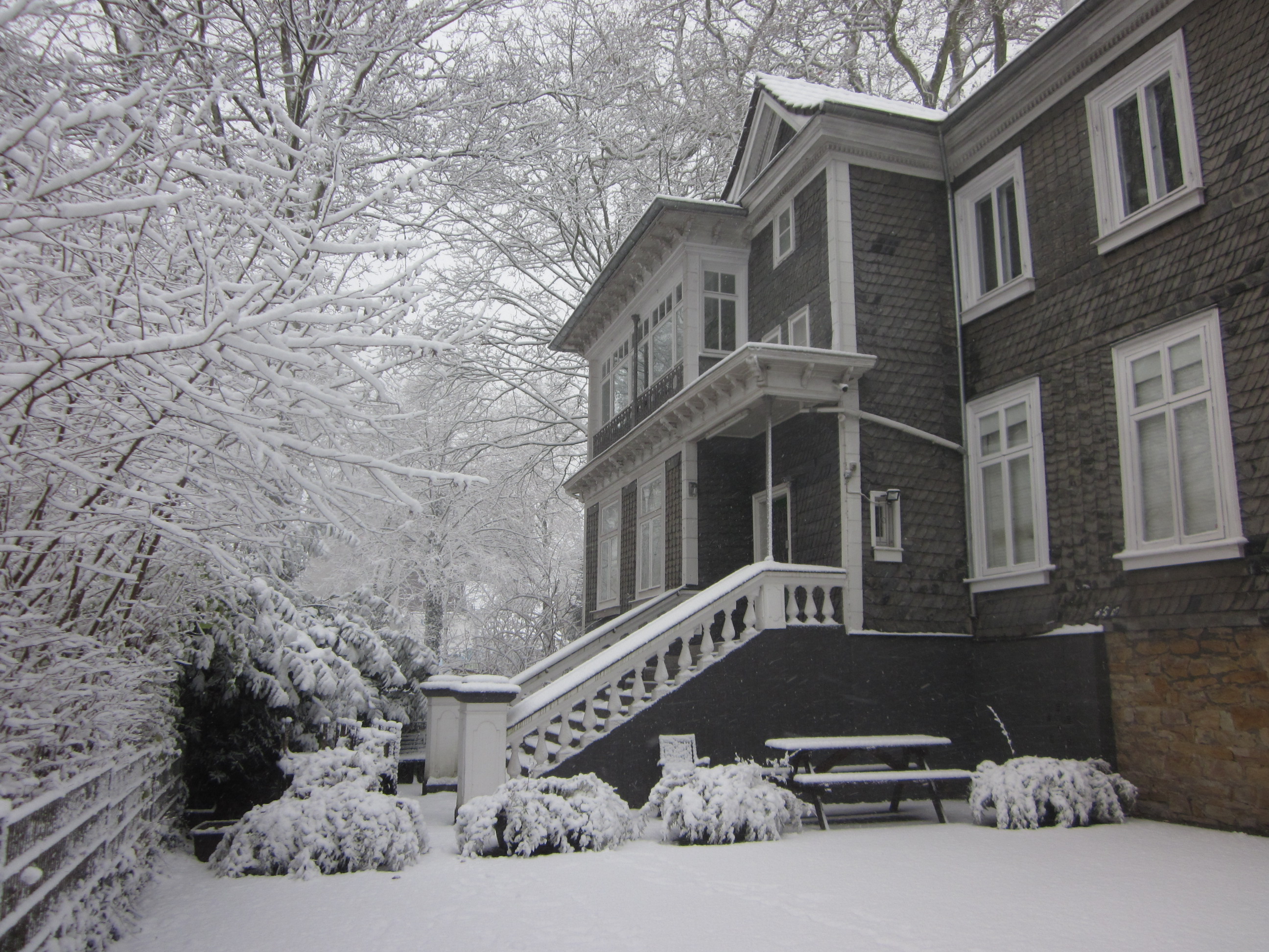 Das ifs Haus im Winter, bedeckt und umgeben von Schnee